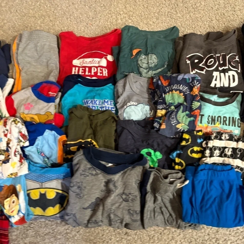 Kids Sz 5 Clothing Bundle Lot Pants Pajamas T-shirt Sweatshirt Santa Paw Patrol - Picture 3 of 12